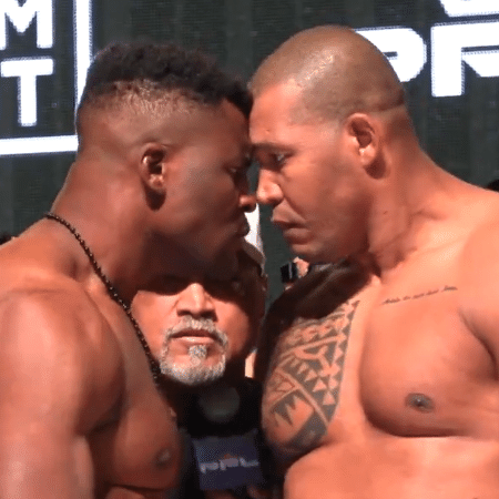 Ngannou e Renan Problema ficaram cara a cara durante a pesagem da PFL