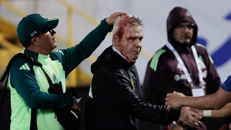 Javier Aguirre, técnico do México, foi atingido após jogo contra Honduras