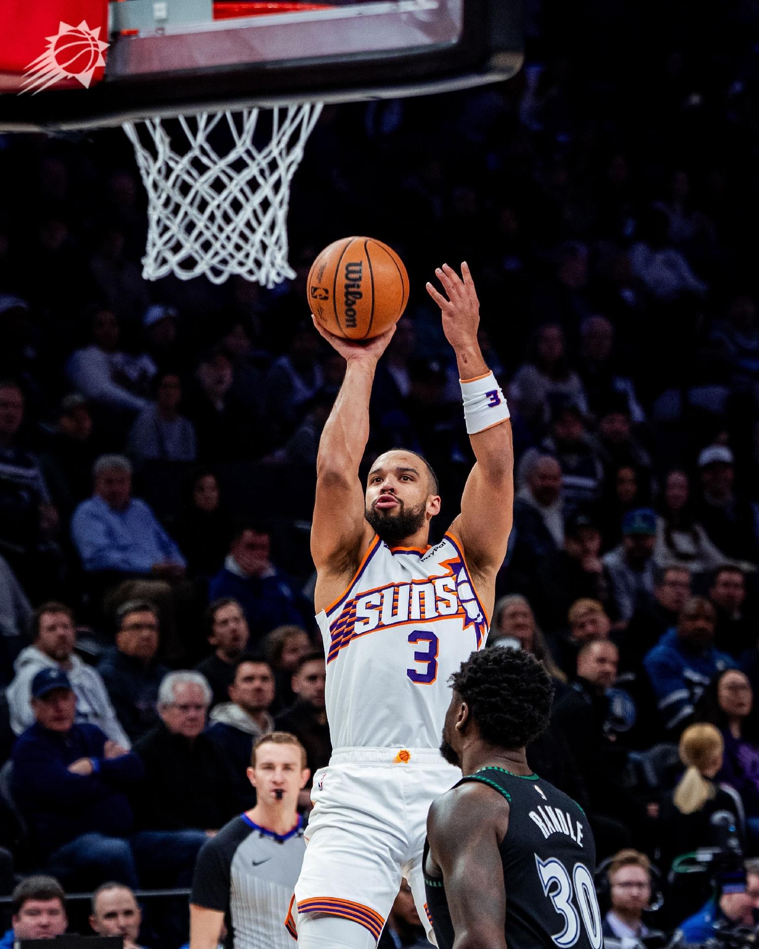 Dillon Brooks, do Phoenix Suns, arremessa em partida contra o Minnesota Timberwolves, na NBA - undefined