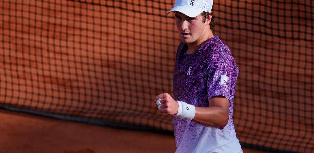 Cover image for João Fonseca vence na estreia e avança em Roland Garros