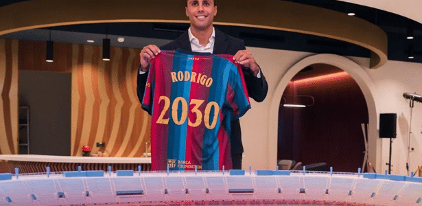 Barcelona encerra novela e anuncia a contratação de Rodri