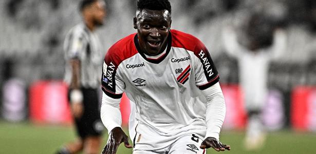 Athletico vence Botafogo no Rio com show de Viveros e cola no Flamengo