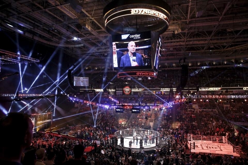 Show do Bellator teve dois ringues e até pirotecnia. Phil Davis foi quem mais brilhou, com duas vitórias na mesma noite - Divulgação