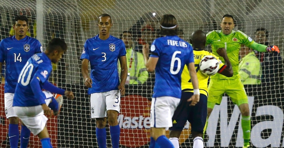 17.jun - Neymar acerta chute em Armero, após apito final da partida contra a Colômbia, na Copa América. Episódio desencadeou acontecimentos que terminaram com a expulsão do craque brasileiro. Ele levou gancho de 4 partidas