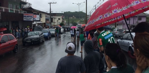 Torcedores aguardam passagem do cortejo fúnebre nas ruas de Chapecó - Márcio Neves/UOL