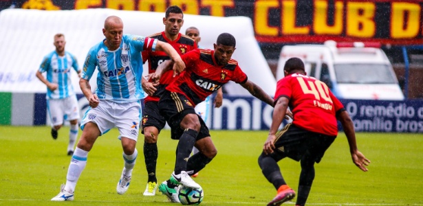 Marquinhos, do Avaí, tenta desmarcar o jogador do Sport - Thiago Pedro/Futura Press - Thiago Pedro/Futura Press