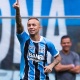 Everton sai do banco, faz dois em 4 minutos e Grêmio vira sobre Flamengo