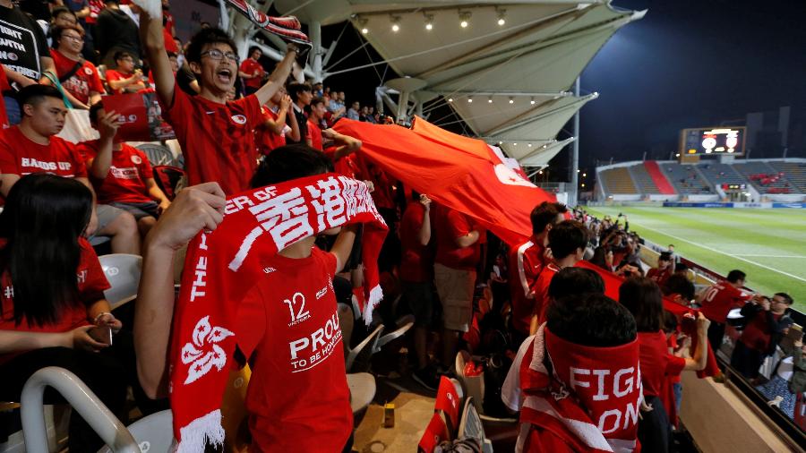 Torcida de Hong Kong durante amistoso contra Bahrein - Bobby Yip/Reuters