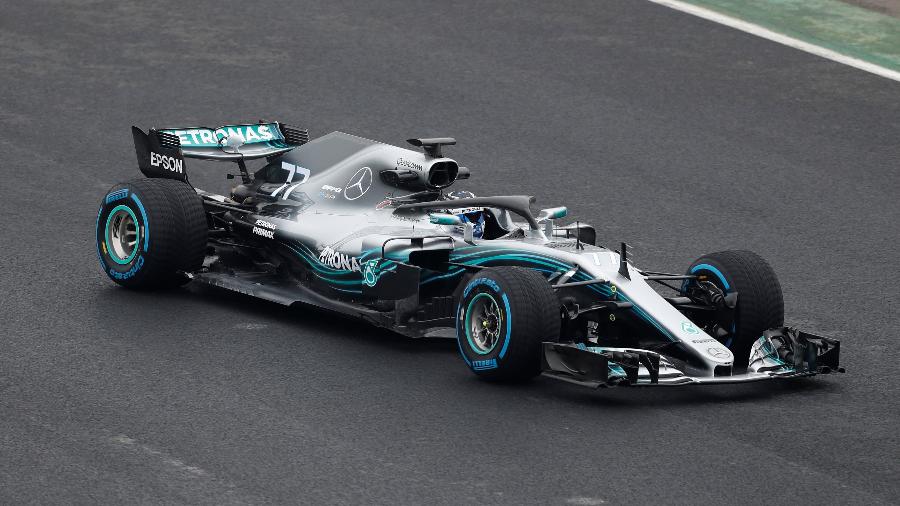 Valtteri Bottas guia a Mercedes 2018 em Silverstone no lançamento do carro - Matthew Childs/Reuters