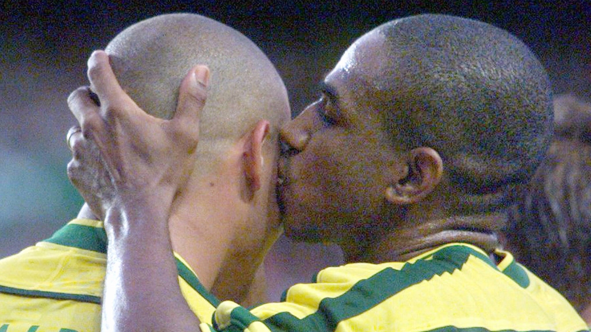 césar Sampaio dá um beijinho em Ronaldo durante jogo da Copa de 1998