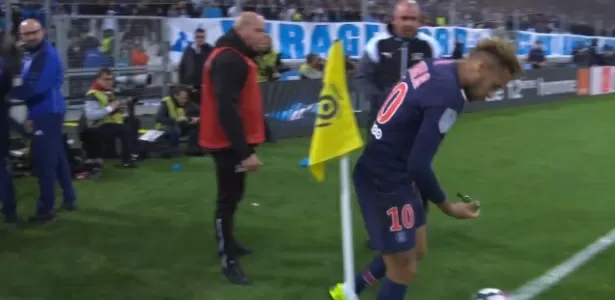 Neymar recolhe garrafa de vidro atirada em direção a ele durante o jogo entre Olympique de Marselha e PSG - Reprodução - Reprodução