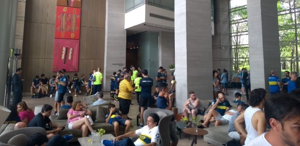 Torcedores do Boca se aglomeraram no saguão do hotel em São Paulo - UOL Esporte