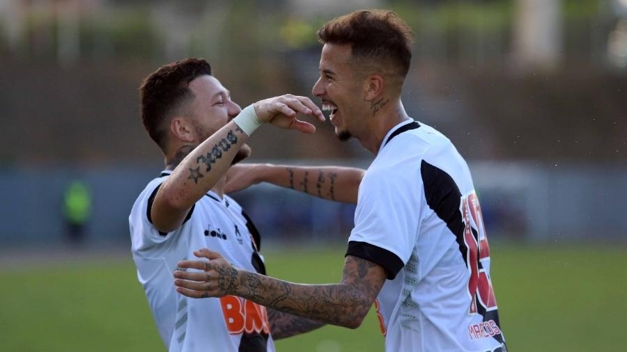 Marcos Júnior abraça Rossi após o primeiro gol do Vasco diante do Rio Branco-ES - Carlos Gregório Jr/Vasco