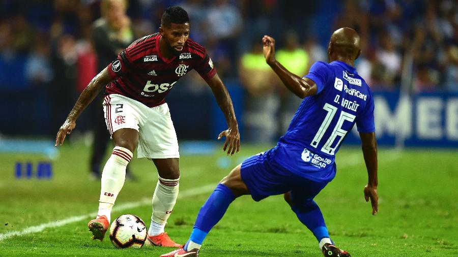 Rodinei, do Flamengo, em lance com Oscar Bagui, do Emelec, em jogo pela Copa Libertadores - Rodrigo BUENDIA / AFP
