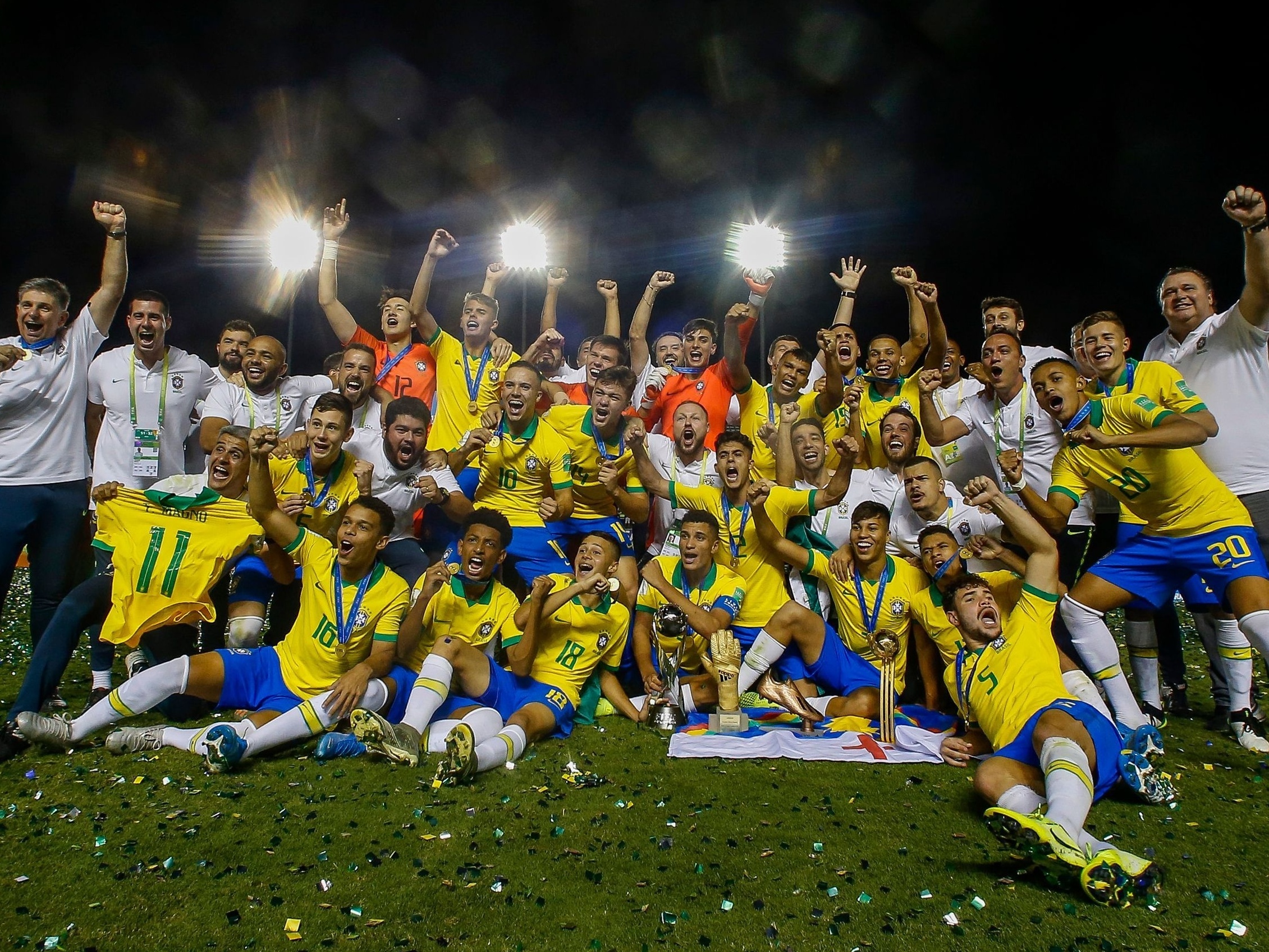 Campeão mundial com seleção Sub-17, goleiro do Fluminense celebra