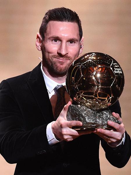 Lionel Messi ergue o troféu do Bola de Ouro