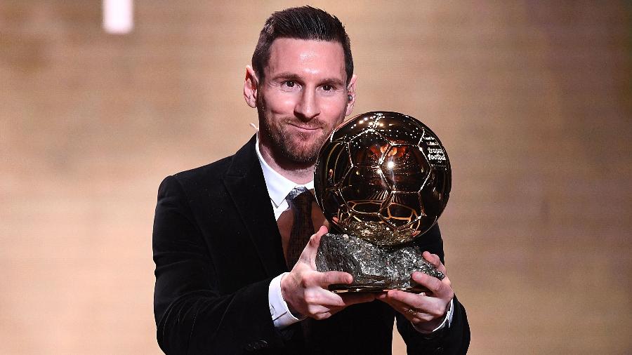 Lionel Messi ergue o troféu do Bola de Ouro - FRANCK FIFE / AFP