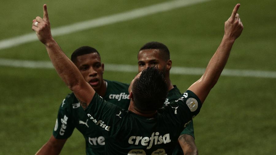 Willian celebra gol anotado pelo Palmeiras contra o Ceará, no sábado (3) - Ettore Chiereguini/AGIF