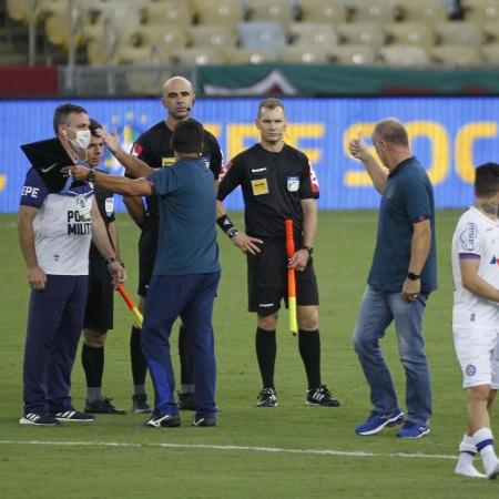 Mano Menezes confronta a arbitragem após derrota do Bahia para o Fluminense no Maracanã - Paulo Sérgio/Agência F8