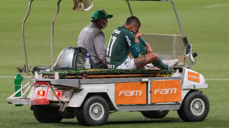 Wesley deixa o gramado do Allianz Parque após sentir lesão no joelho esquerdo - Marcello Zambrana/AGIF