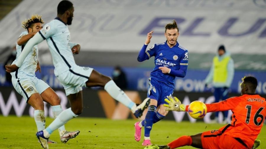 James Maddison finaliza na partida entre Leicester e Chelsea, pelo Campeonato Inglês - Getty Images