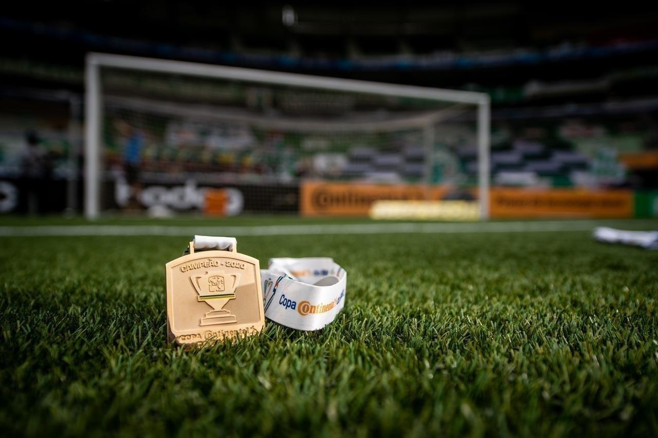 Medalha da Copa do Brasil de 2020 no gramado do Allianz Parque, palco da finalíssima - Staff Images/CBF