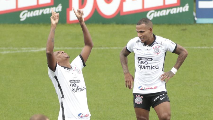 Jô comemora gol marcado contra a Ponte Preta ao lado do meia Otero  - Divulgação/ Ag. Corinthians 