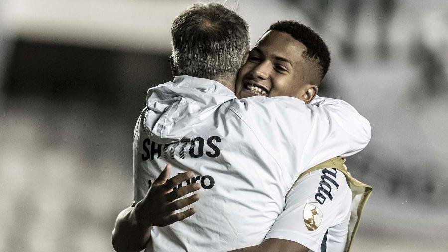Abraço de Ângelo e Ariel Holan na vitória do Santos sobre o Deportivo Lara (VEN), pela Pré-Libertadores - Ivan Storti/Santos FC