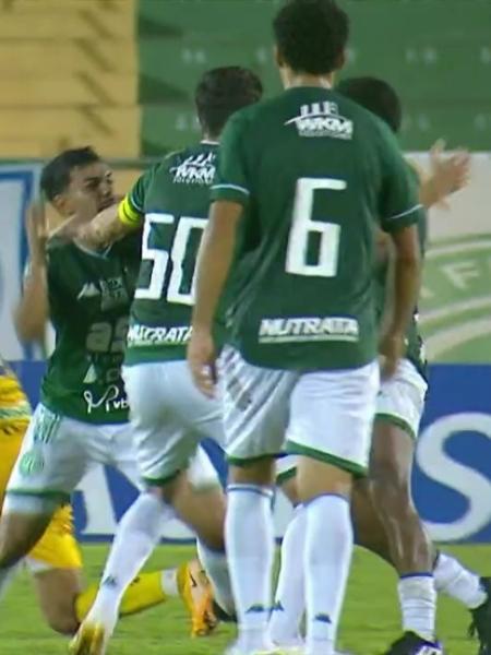 Jogadores do Guarani tentam separar briga entre Rodrigo Andrade e Bidu - Reprodução/SporTV