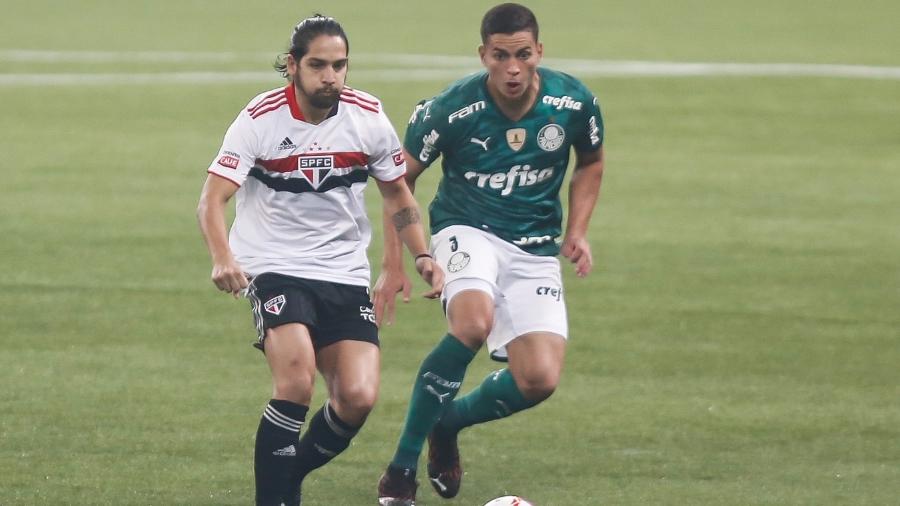 Benítez e Renan disputam lance no jogo entre Palmeiras e São Paulo na final do Paulistão - Marcello Zambrana/AGIF