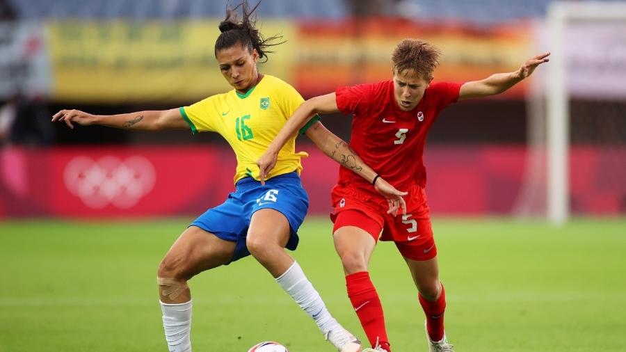 Beatriz Zaneratto e Quinn, do Canadá, disputando bola - Koki Nagahama/Getty Images