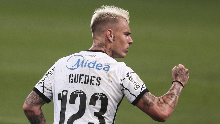 Roger Guedes celebra gol de falta pelo Corinthians contra o Juventude no Brasileirão - Ettore Chiereguini/AGIF