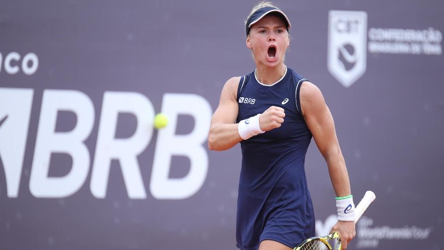 Laura Pigossi busca virada após 'pneu' e vence no quali do torneio de Pequim