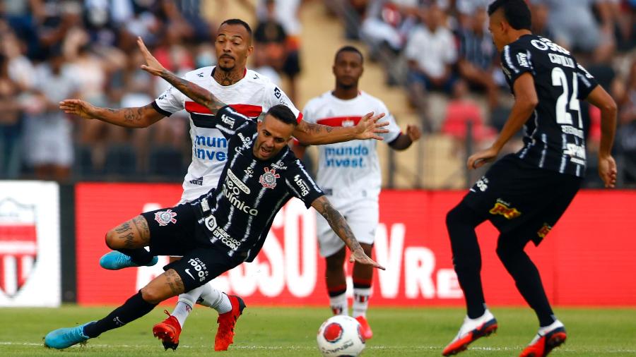 Luan é derrubado em jogo do Corinthians contra o Botafogo-SP - Thiago Calil/AGIF