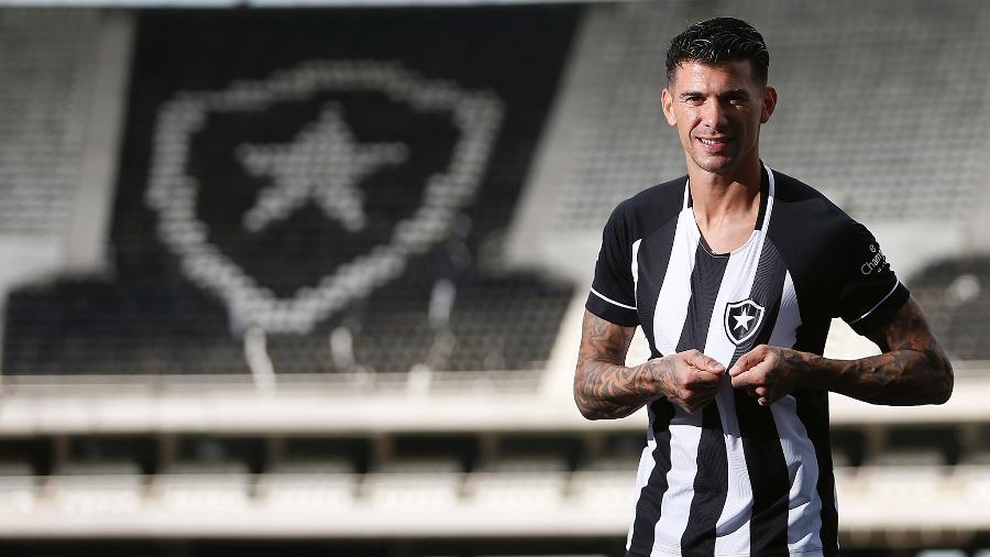 Botafogo anuncia a contratação do zagueiro Victor Cuesta - Vítor Silva/Botafogo