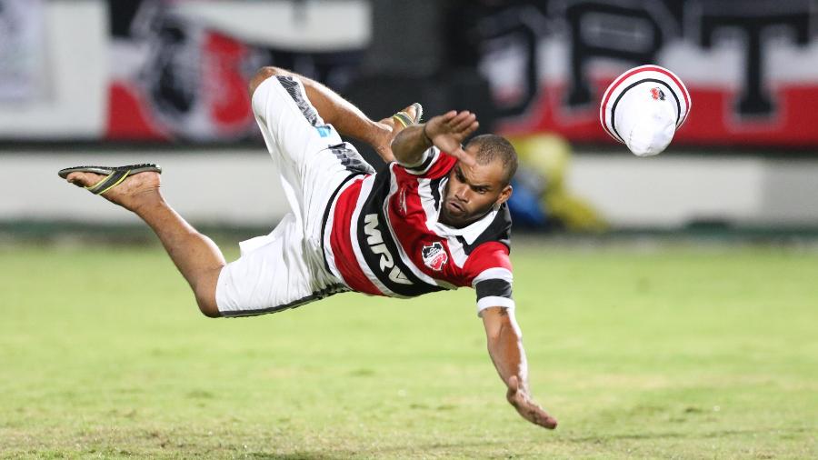 Arnaldo Martins Rosendo da Silva invadiu o gramado no jogo do Santos Cruz e "ensinou" o goleiro a pegar pênalti - MARLON COSTA/ESTADÃO CONTEÚDO