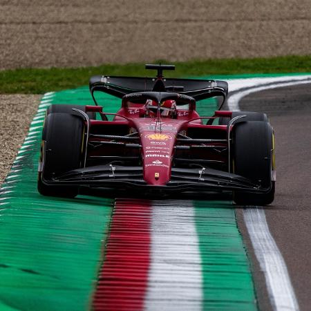 Charles Leclerc em Ímola ao volante da Ferrari F1-75, com as asas dianteira e traseira sem pintura Charles Leclerc em Ímola ao volante da Ferrari F1-75, com as asas dianteira e traseira sem pintura