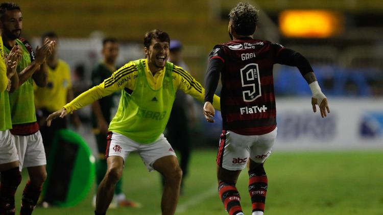 Gabigol comemora com Rodrigo Caio seu gol, na partida entre Flamengo e Altos-PI - Gilvan de Souza/CRF - Gilvan de Souza/CRF