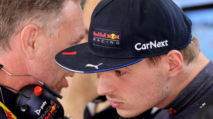 21.05.22 - Max Verstappen conversa com o chefe da Red Bull  - NACHO DOCE/REUTERS