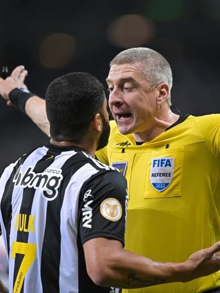 Hulk, do Atlético-MG, encara o árbitro Anderson Daronco durante partida contra o São Paulo no Brasileiro - Pedro Vilela/Getty Images