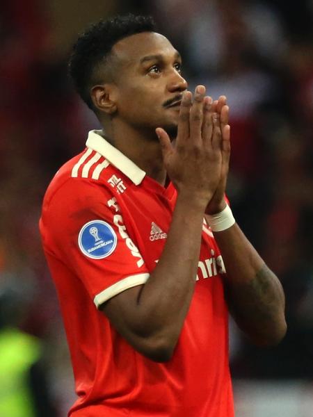 Edenilson se lamenta durante jogo do Internacional; meio-campista vive momento incerto no clube - Fernando Alves/Getty Images