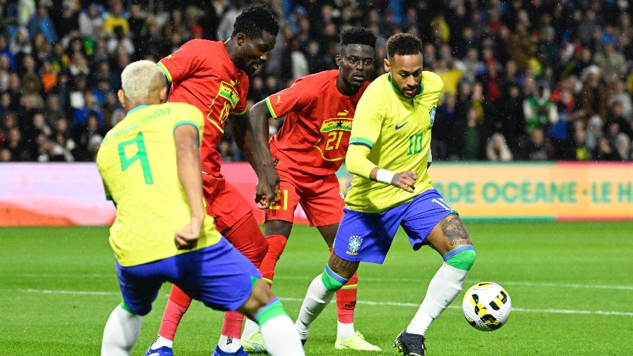 Neymar tenta jogada no amistoso da seleção brasileira contra Gana - Damien Meyer/AFP