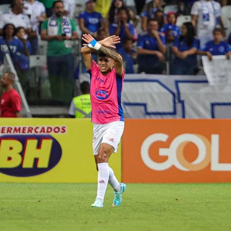 Filipe Machado, jogador do Cruzeiro, recebe cartão vermelho em partida contra o Guarani. - Gilson Junio/Gilson Junio/AGIF