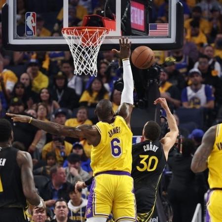 LeBron James e Stephen Curry em ação na partida entre Lakers e Warriors, pelos Playoffs da NBA - Ezra Shaw/Getty