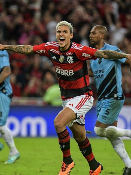 Pedro, do Flamengo, comemora após marcar contra o Athletico-PR, pela Copa do Brasil