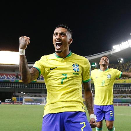 Raphinha comemora seu gol na goleada da seleção brasileira por 5 a 1 sobre a Bolívia