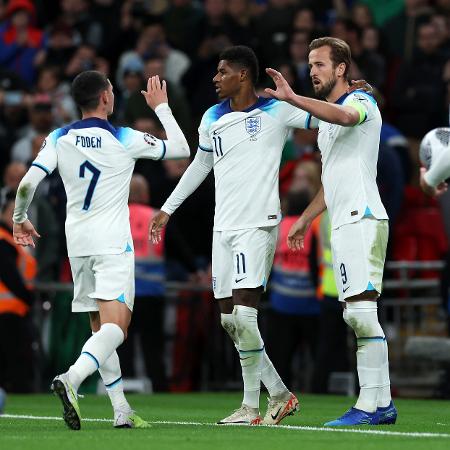 Kane, Rashford e Foden comemoram gol da Inglaterra sobre a Itália nas Eliminatórias da Euro