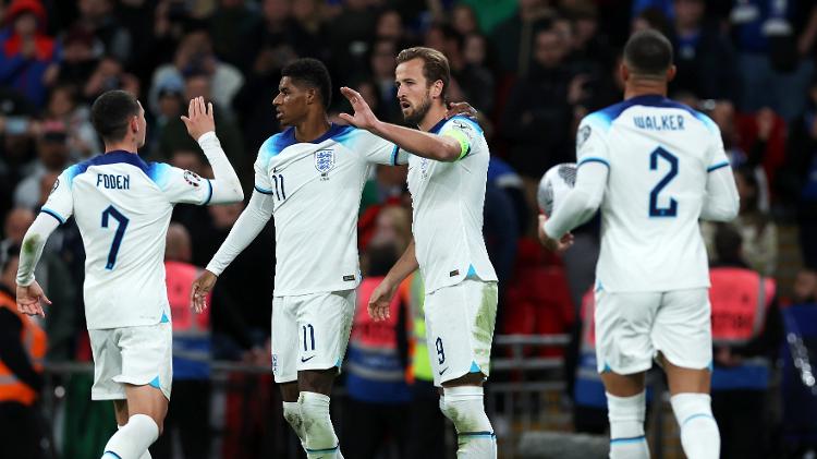Kane, Rashford e Foden comemoram gol da Inglaterra sobre a Itália nas Eliminatórias da Euro