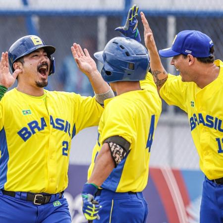 Pan 2023: Jogadores do Brasil celebram em jogo de beisebol contra a Venezuela