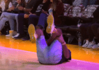 Torcedor rompe tendão ao tentar cesta de R$ 250 mil em jogo dos Lakers